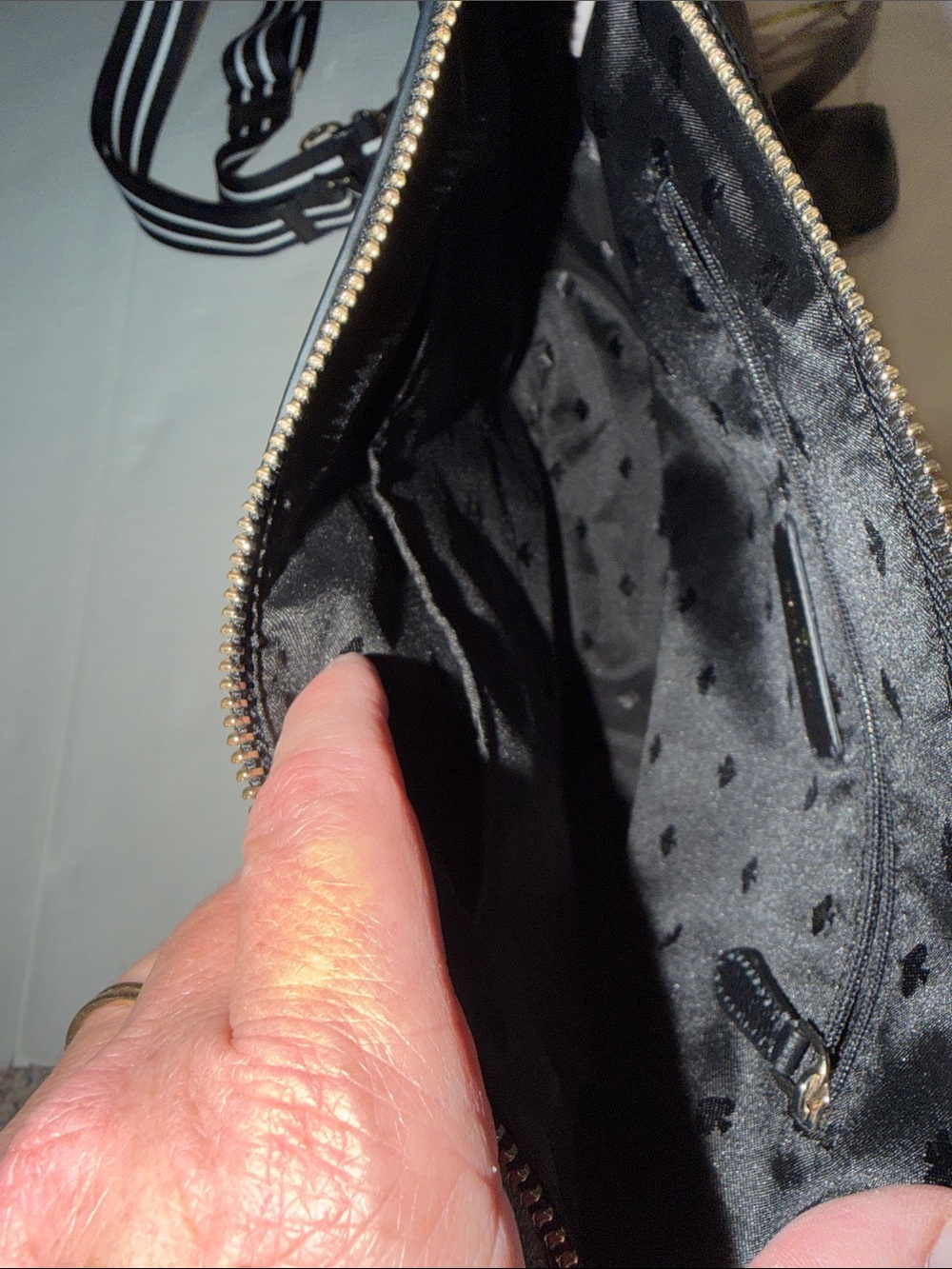 kate spade black pebble leather shoulder bag with striped and leather straps - Picture 4 of 5
